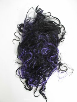 Černo fialová paruka na karneval secondhand Černo fialová paruka na karneval secondhand