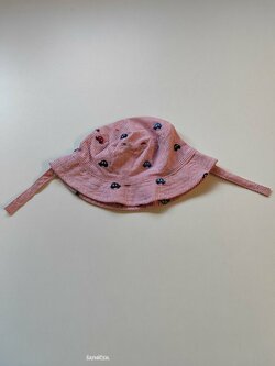 Pruhovaný růžový klobouk pro holky secondhand Pruhovaný růžový klobouk pro holky secondhand