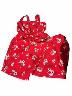 Červený overal s kytičkami na ramíkáchc pro holky secondhand New Look Červený overal s kytičkami na ramíkáchc pro holky secondhand New Look